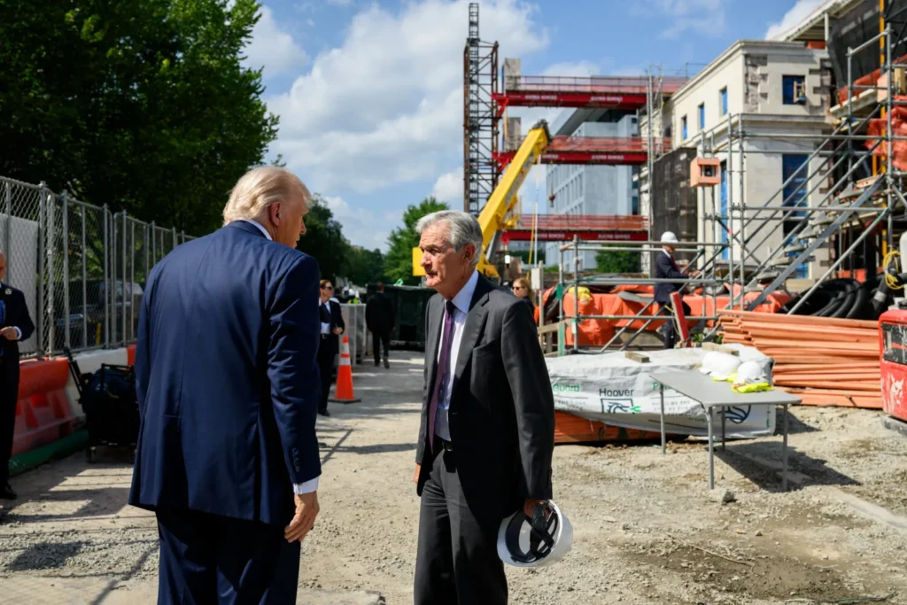 Donald Trump beim Besuch der US-Notenbank mit dem Fed-Vorsitzenden