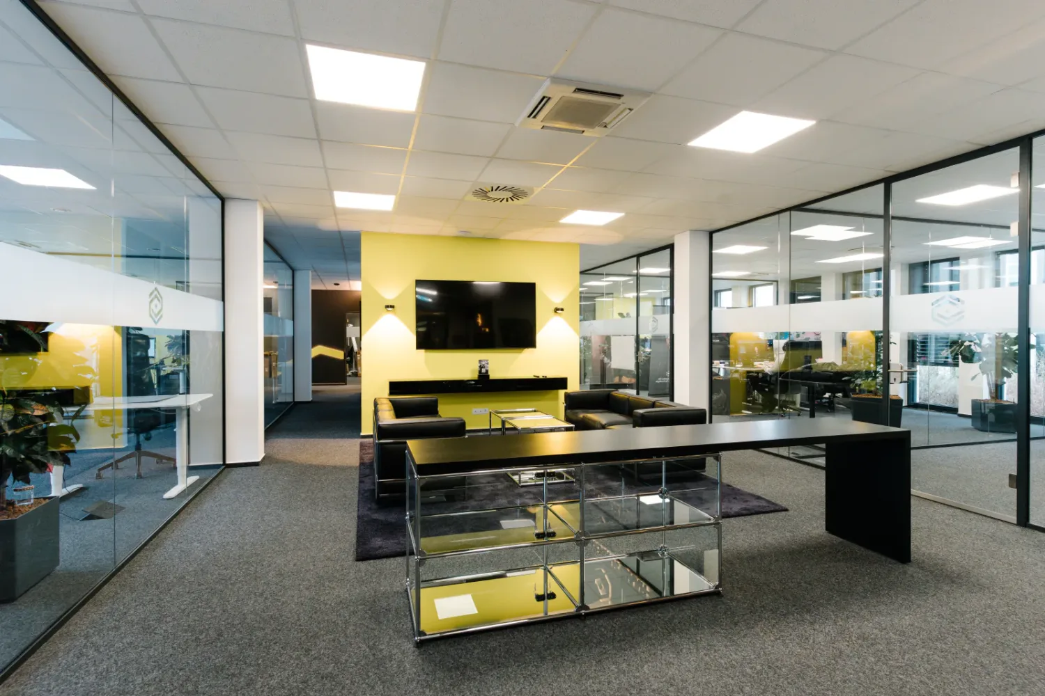 Lounge mit Bildschirm und Sitzecke im Büro in Koblenz