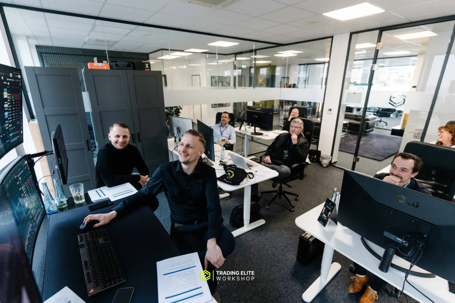 Team an den Arbeitsplätzen im Büro