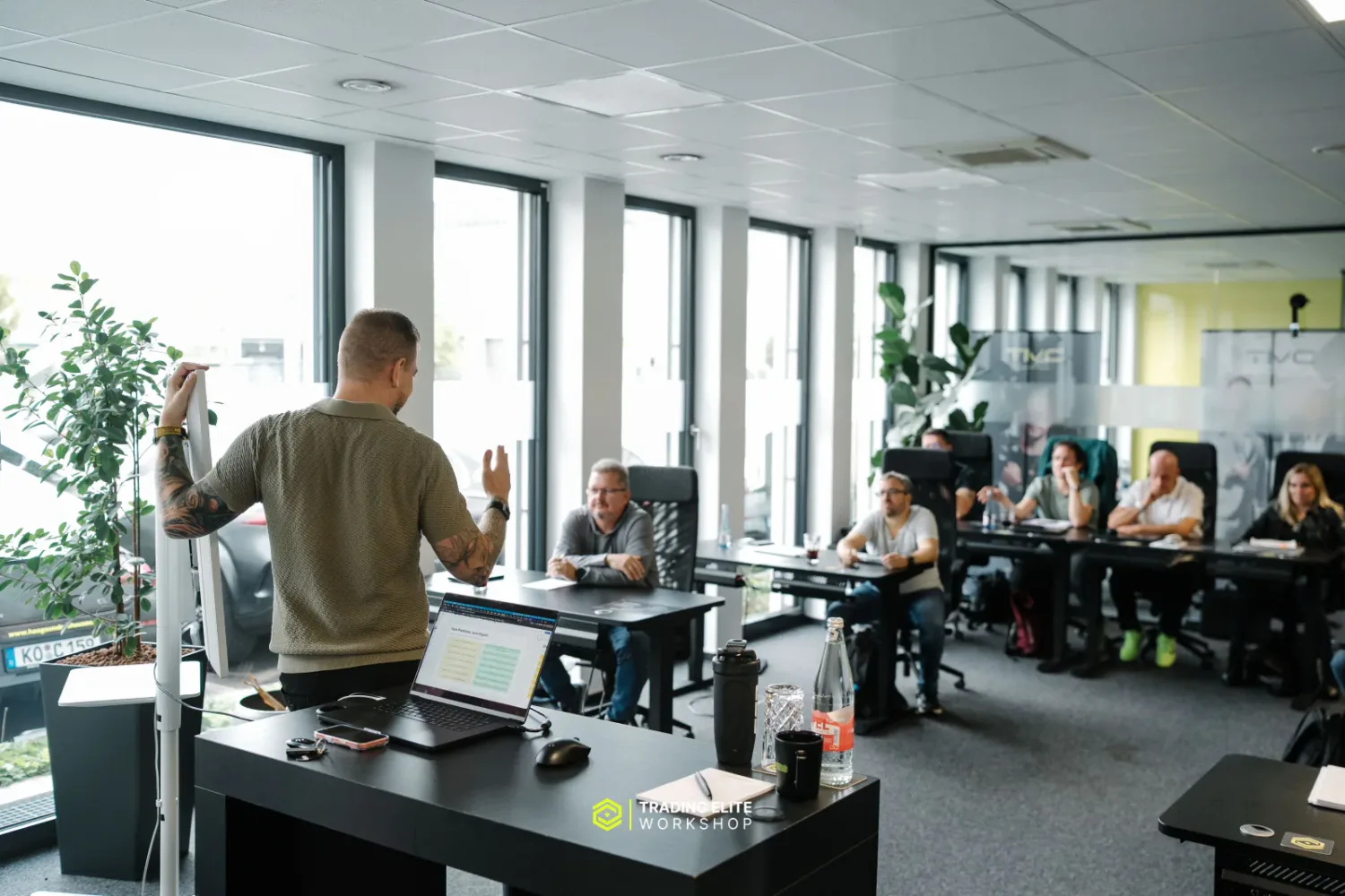 Coach vor der Gruppe während eines Workshops