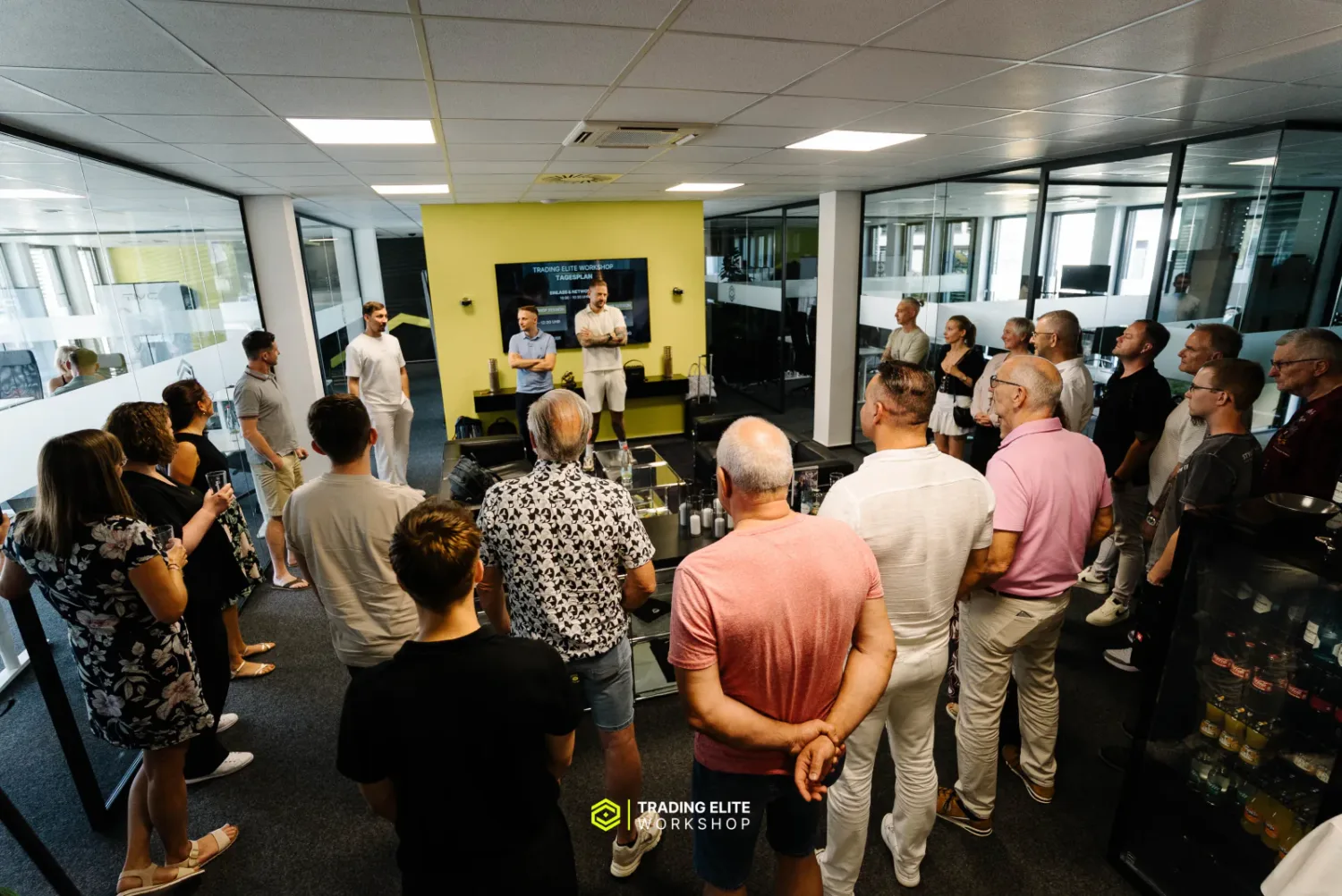 Gruppe vor der Präsentation im Büro